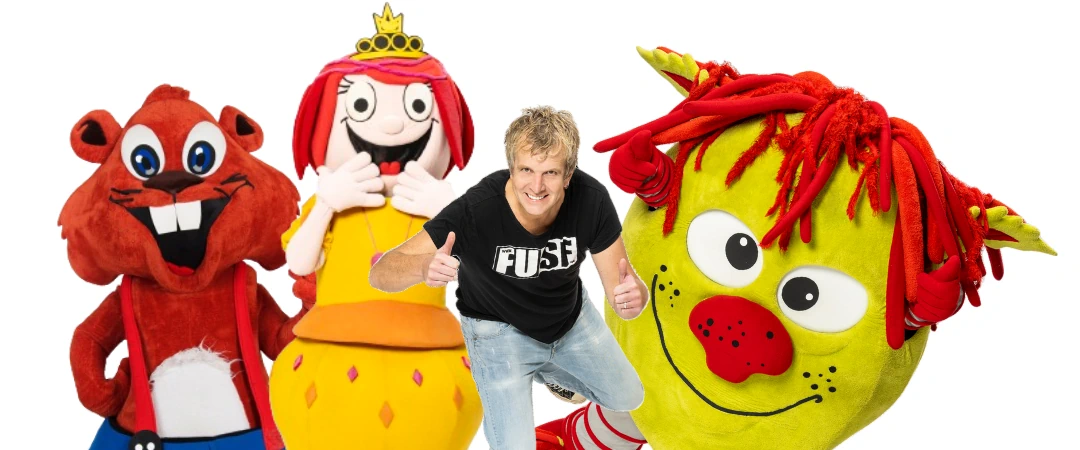 Frank und seine Freunde Frank und seine Freunde (drei große Stofftiere die optisch an ein Nagetier, eine Prinzessin und eine Kartoffel erinnern) schauen begeistert in die Kamera.