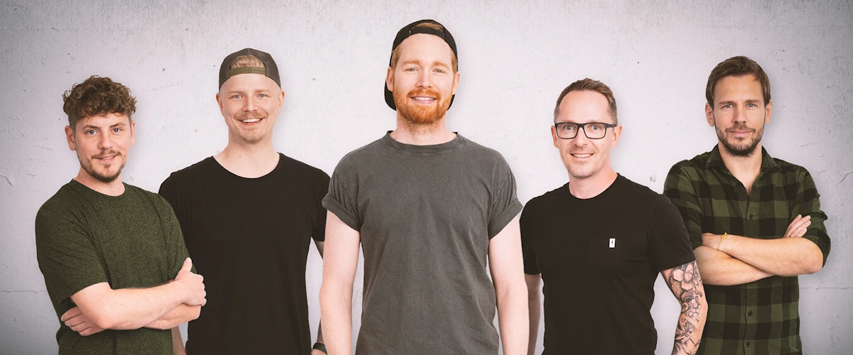 Miljö Die fünf Bandmitglieder von Miljö stehen nebeneinander